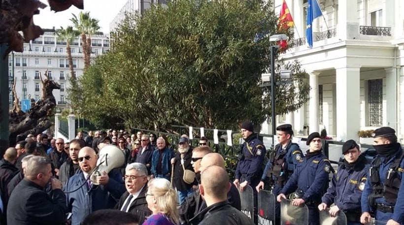 Πώς αντιμετώπισε ο Κοτζιάς τα συνθήματα Χρυσαυγιτών και Κασιδιάρη έξω από το ΥΠΕΞ